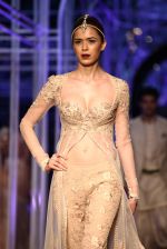 Model walks for Designer Tarun Tahiliani in Delhi on 28th July 2013 (10).jpg